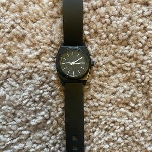 Black silicon small time teller Nixon watch